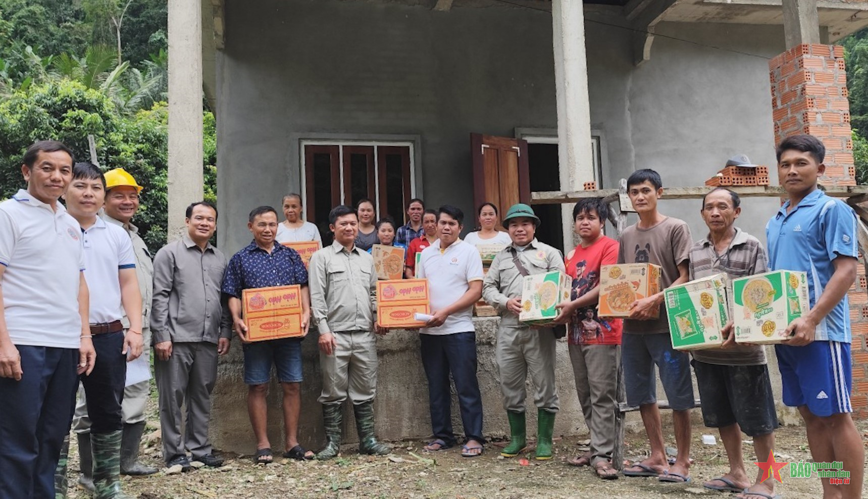 Giúp nhân dân Lào khắc phục hậu quả mưa lũ         